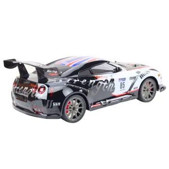 Auto RC 1:8 w trakcie jazdy, dynamiczne ujęcie