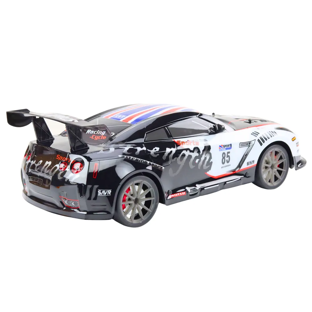 Auto RC 1:8 w trakcie jazdy, dynamiczne ujęcie