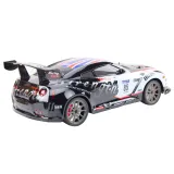 Auto RC 1:8 w trakcie jazdy, dynamiczne ujęcie