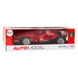 Zbliżenie na światła i aerodynamiczny kształt wyścigówki RC