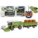 Zielony zdalnie sterowany kombajn rolniczy RC podczas pracy na dywanie