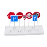 Znak drogowy i autko na torze wyścigowym dla dzieci