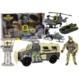 wojskowy wóz bojowy z akcesoriami dla dzieci na białym tle