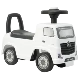 Biały jeździk Mercedes Actros 3316TA dla dzieci na tle podłogi