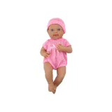 Zbliżenie twarzy laleczki bobasa z różową kokardką i czapeczką