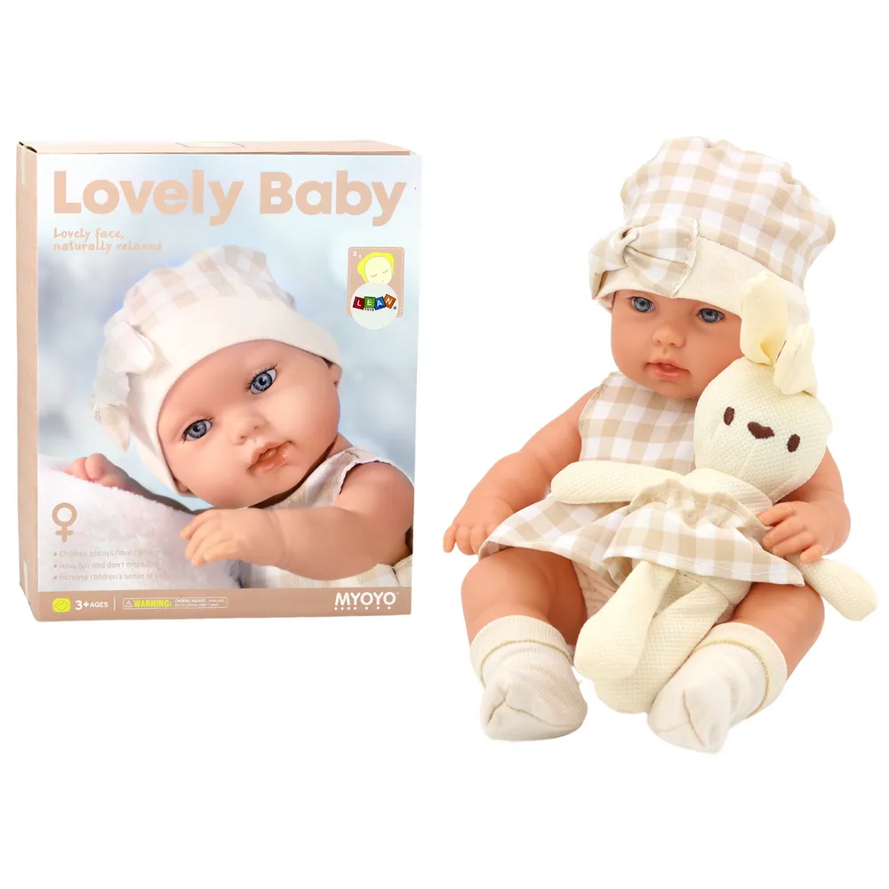 Lalka bobas w beżowym ubranku w kratę z nosidełkiem i króliczkiem