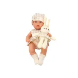 Realistyczna lalka w nosidełku z beżową sukienką i czapeczką