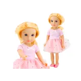 Różowa lalka z tiulową sukienką i złotymi gwiazdkami na tle opakowania