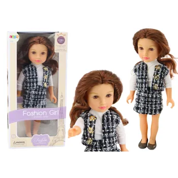 Lalka z długimi brązowymi włosami w eleganckim ubraniu w kratę