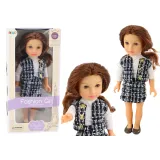 Lalka z długimi brązowymi włosami w eleganckim ubraniu w kratę