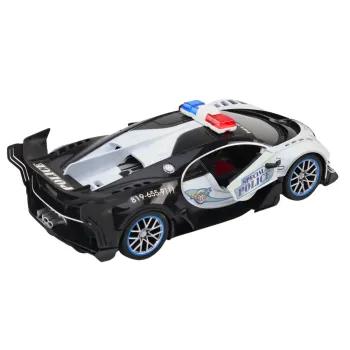 Biały radiowóz RC podczas dynamicznej zabawy w pokoju dziecięcym