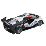 Biały radiowóz RC podczas dynamicznej zabawy w pokoju dziecięcym