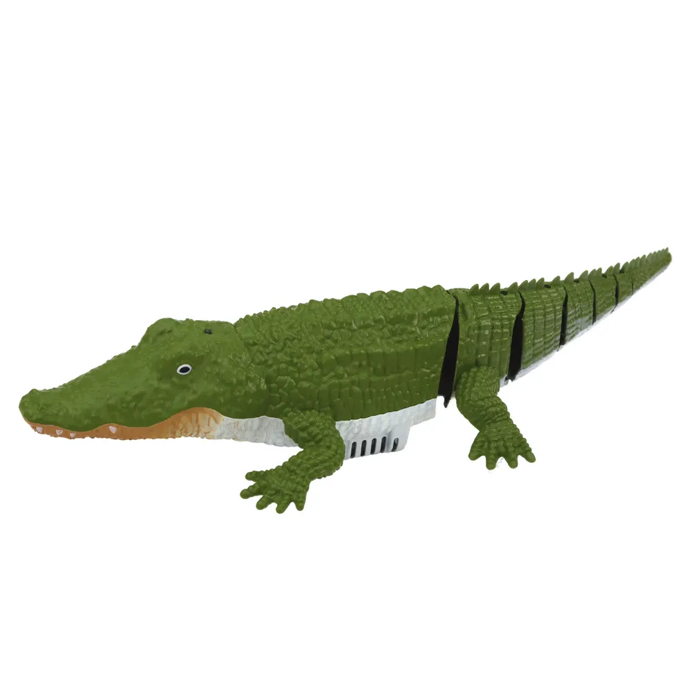 Zdalnie sterowany krokodyl w kolorze zielonym podczas zabawy na wodzie