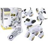 Zdalnie sterowany robot pies interaktywny w złotym kolorze podczas zabawy