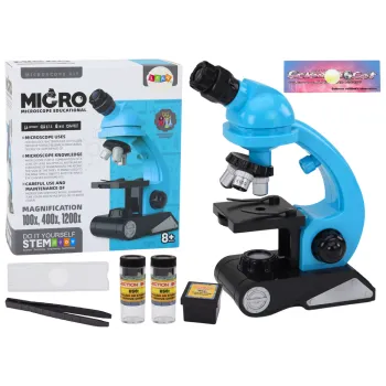 Mikroskop edukacyjny dla dzieci z niebieskimi akcesoriami na białym tle