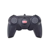 Widok boczny samochodu zdalnie sterowanego Bugatti Chiron 1:14 na ciemnym tle