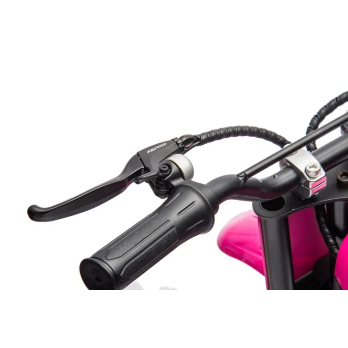 Zbliżenie na detale różowego motoru crossowego akumulatorowego