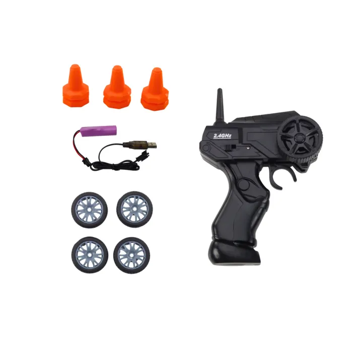 Pomarańczowy samochód RC jadący po torze z pachołkami