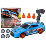 Widok z boku zdalnie sterowanego auta sportowego niebieskiego 1:24