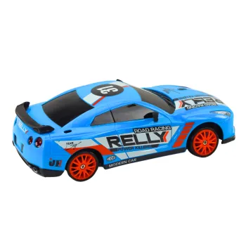 Zbliżenie na koła do driftu modelu samochodu R/C 1:24 niebieskiego