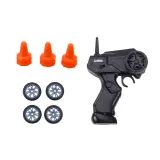 Prezentacja pilota i samochodu sportowego zdalnie sterowanego w kolorze niebieskim