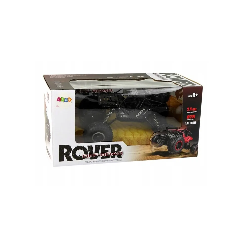 Czarny samochód zdalnie sterowany 4x4 podczas jazdy po nierównym terenie