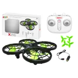 Czarny dron SYMA X26 w locie na tle jasnego nieba