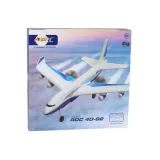 Startujący model samolotu zdalnie sterowanego z kołami na pasie