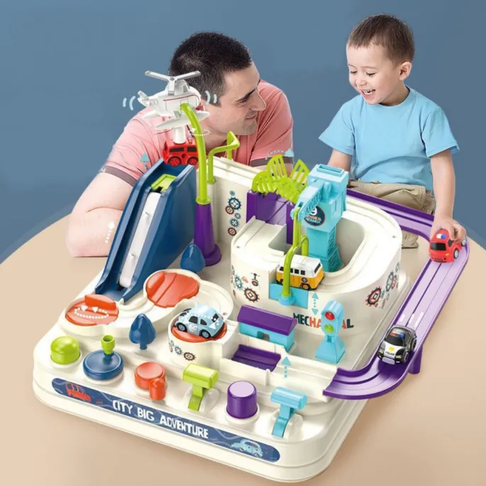 Cztery kolorowe autka na wieloelementowym torze dla dzieci