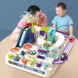 Cztery kolorowe autka na wieloelementowym torze dla dzieci