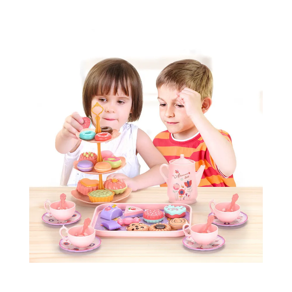 Kolorowy czajniczek i patera z pączkami do zabawy w serwowanie herbaty