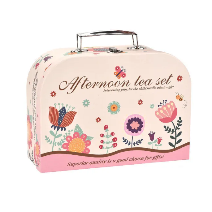 Dziecięcy zestaw herbaciany z talerzykami i filiżankami w praktycznej walizce