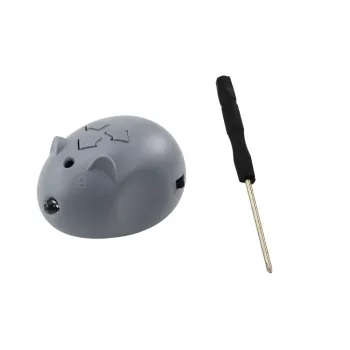 Detail realistycznej jaszczurki RC z gumowanym ogonem i świecącymi oczami