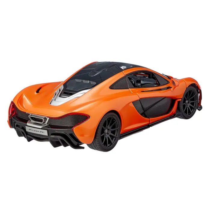 Dziecko bawiące się zdalnie sterowanym samochodem McLaren P1