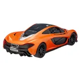 Dziecko bawiące się zdalnie sterowanym samochodem McLaren P1