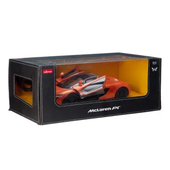 Kontroler i model RC auta McLaren P1 obok siebie na stole