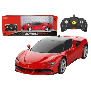 Czerwone auto RC Ferrari SF90 Stradale w skali 1:18 podczas jazdy