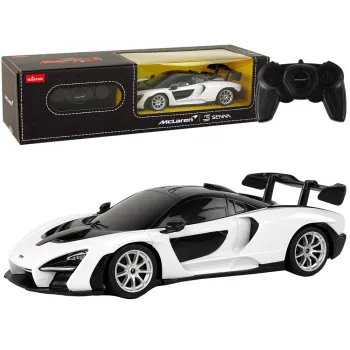 Białe auto sportowe RC McLaren Senna 1:18 z pilotem na tle drewnianej podłogi