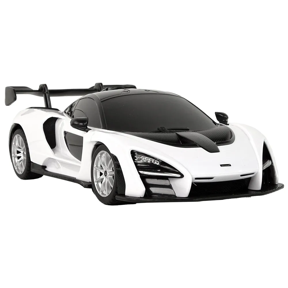 Zbliżenie na detale modelu McLaren Senna RC z gumowymi kołami