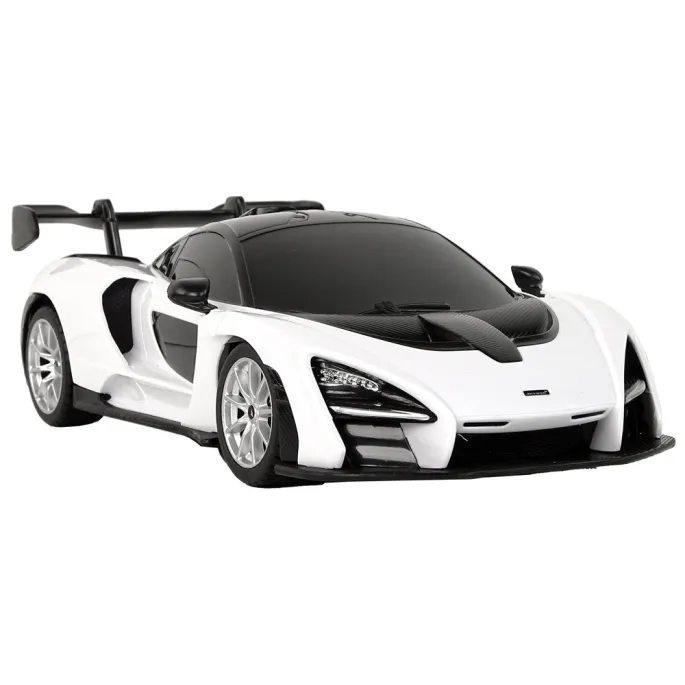 Zbliżenie na detale modelu McLaren Senna RC z gumowymi kołami