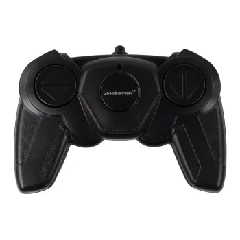 Auto RC McLaren Senna w dynamicznej pozie obok pilota sterującego