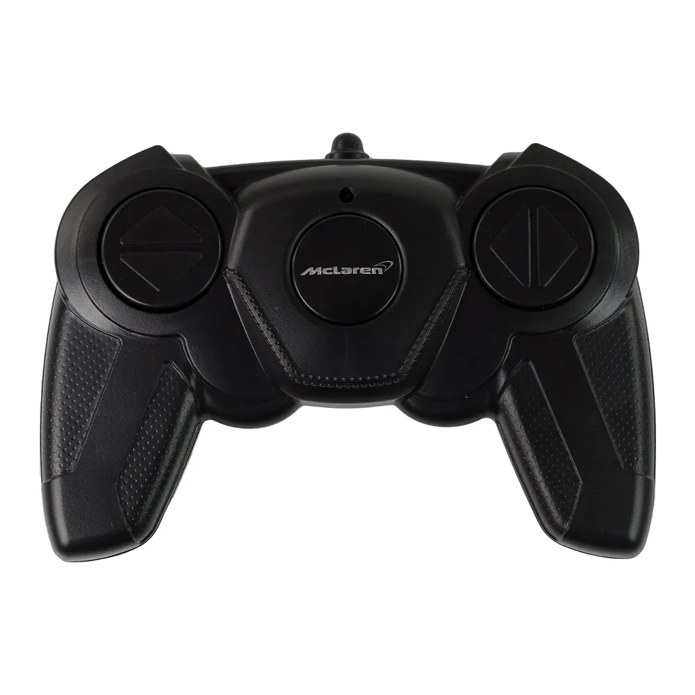 Auto RC McLaren Senna w dynamicznej pozie obok pilota sterującego