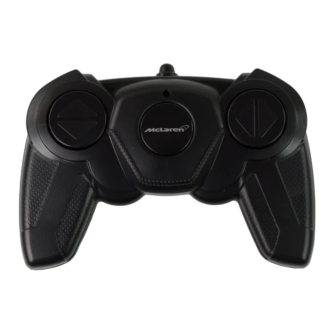 Auto RC McLaren Senna w dynamicznej pozie obok pilota sterującego