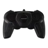 Auto RC McLaren Senna w dynamicznej pozie obok pilota sterującego