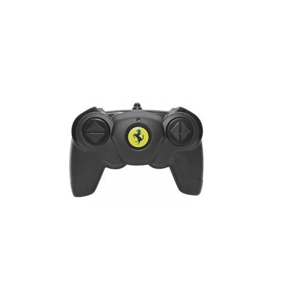 Pilot i model zdalnie sterowanego Ferrari F40 na białym tle