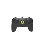 Pilot i model zdalnie sterowanego Ferrari F40 na białym tle