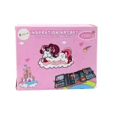 Zbliżenie na komplet kolorowych kredek, pisaków i pasteli z zestawu