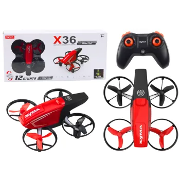 Czerwony dron RC X36 SYMA w locie z pilotem widoczny z boku
