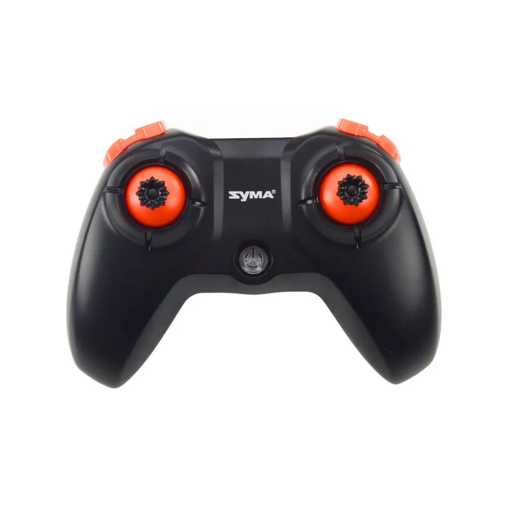 Dron RC X36 SYMA podczas startu na zewnątrz w promieniach słońca