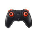 Dron RC X36 SYMA podczas startu na zewnątrz w promieniach słońca